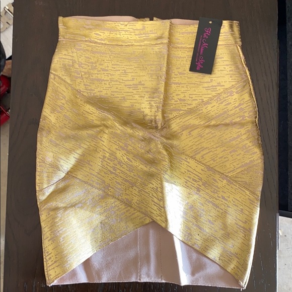 Gold skirt - Picture 1 of 3